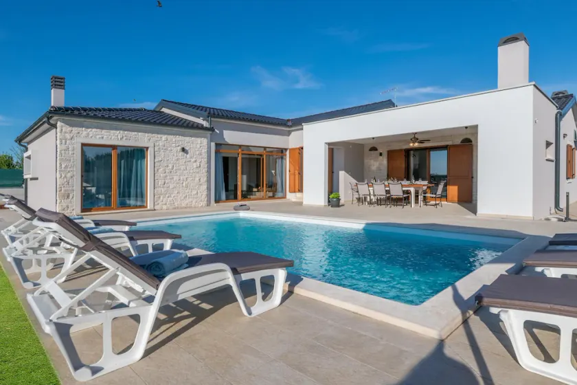 Villa with swimming pool, 500 m from the sea, TOP LOCATION, barbecue, washing machine, dishwasher - Image 1