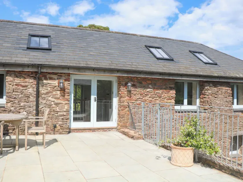 SWALLOWS BARN, character holiday cottage, with a garden in Dartmouth - Image 1