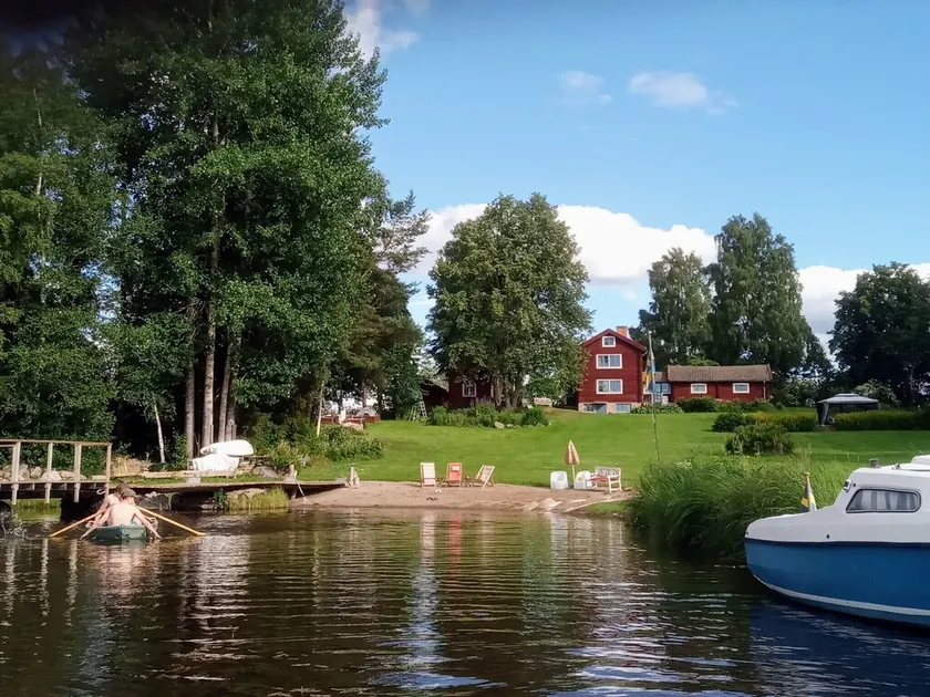 Ferme rurale avec jardin de 2 ha, forêt et lac avec sa propre plage à Dalarna - Image 1