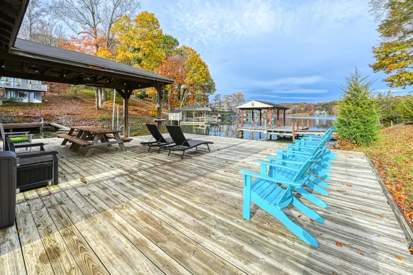 Yellow Fellow - Lake house with hot tub, waterfront deck, swimming cove & firepit - Image 1