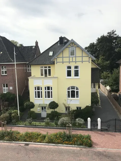 Large Apartment with Sauna in central Buxtehude. NO RENTAL TO FITTERS. - Image 1