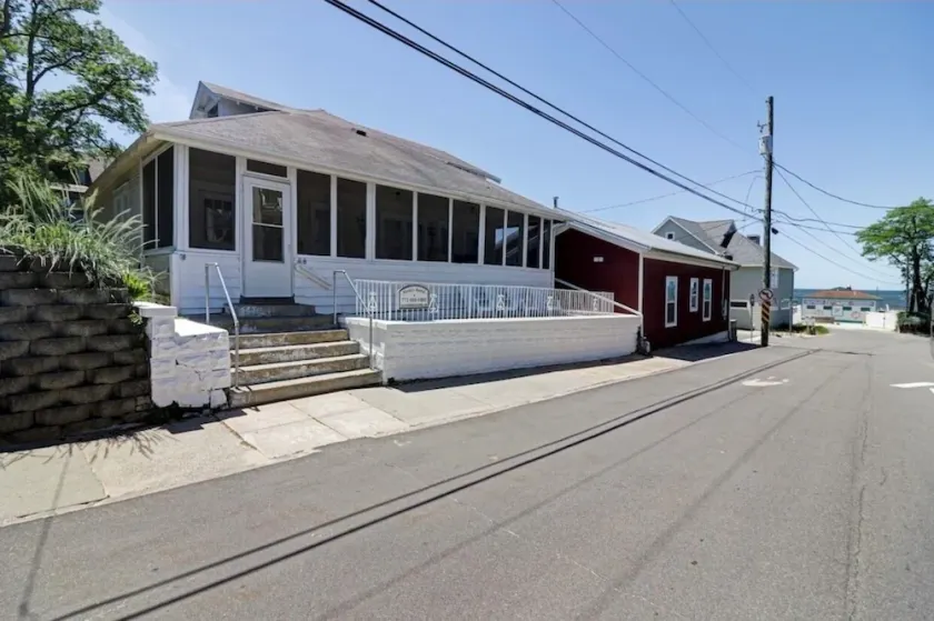 TOO QUTE! BEACH COTTAGE: NORTH BEACH! 4 BEDROOMS! 2.5 BATHS! - Image 1