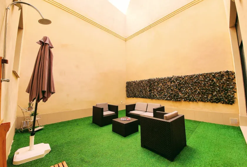 Very spacious and comfortable apartment. Private patio and sundeck with views - Image 1