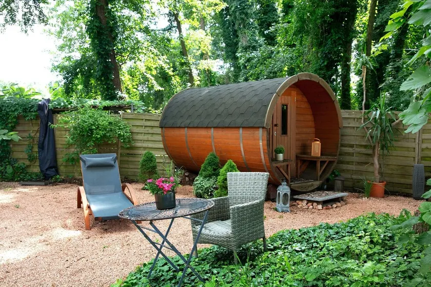 Lakefront Holiday Cottage with Private Terrace and Wi-Fi - Image 1