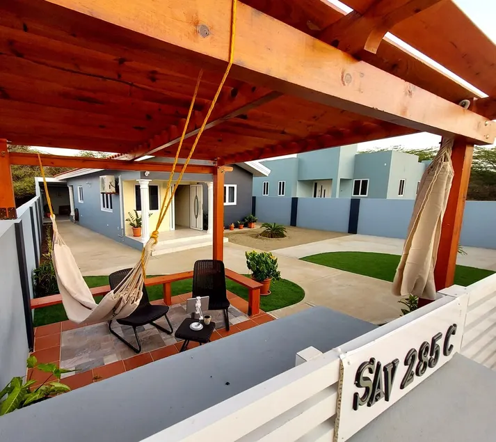 Romantic House with Spacious Hot Tub Spa, Family/Pet friendly and Free Parking - Image 1