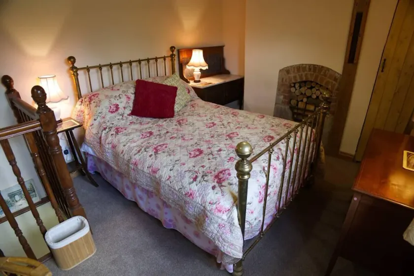 Cosy secret cottage in a beautiful walled garden - Image 1