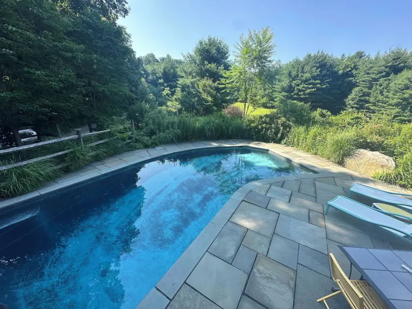 Secluded retreat, 13 acres, solar, pool, river views, pet & child friendly - Image 1