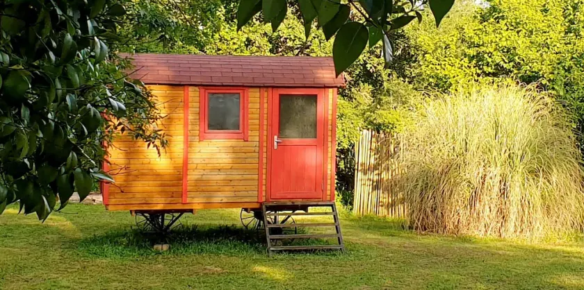 Caravan with shared pool - Image 1
