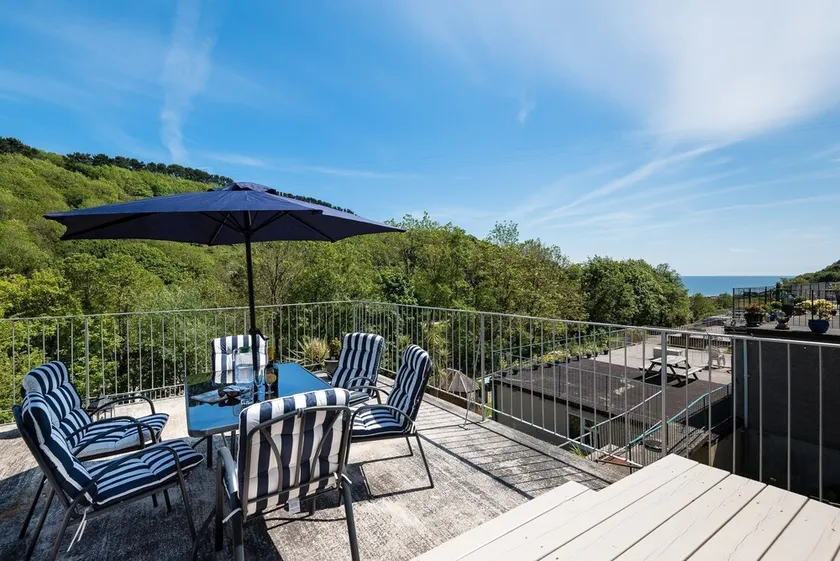 Villa moderne avec de belles vues sur la mer. - Image 1