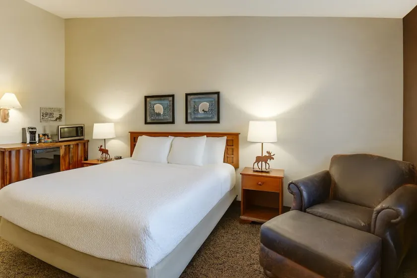 Indulge in Columbia's Rustic-Charm Suites with Heated Pools & Bar - Image 1