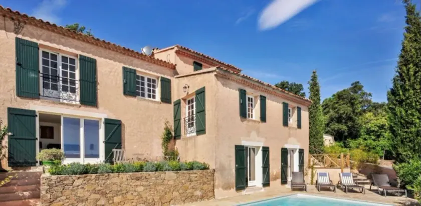 Maison de village sur flanc de colline rénovée avec piscine et vue magnifique - Image 1
