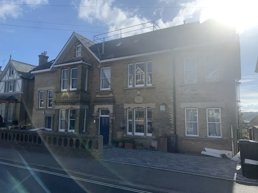 3 BR Central Cowes, Sleeps 8, Sea Views, free parking, ferry voucher LONG TERM DEALS AVAILABLE - Image 1