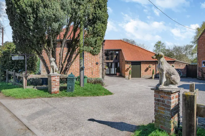 THE HAYLOFT, pet friendly, character holiday cottage in Saham Hills - Image 1