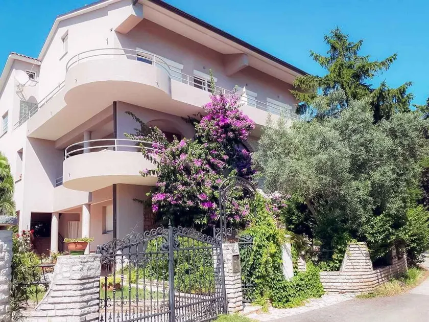 Holiday apartment with barbecue and garden for shared use - Image 1
