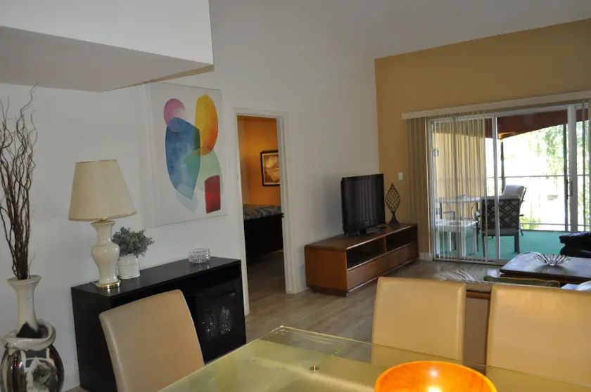 Bright and Airy Upstairs Condo in Beautiful Lakeside Community - Image 1