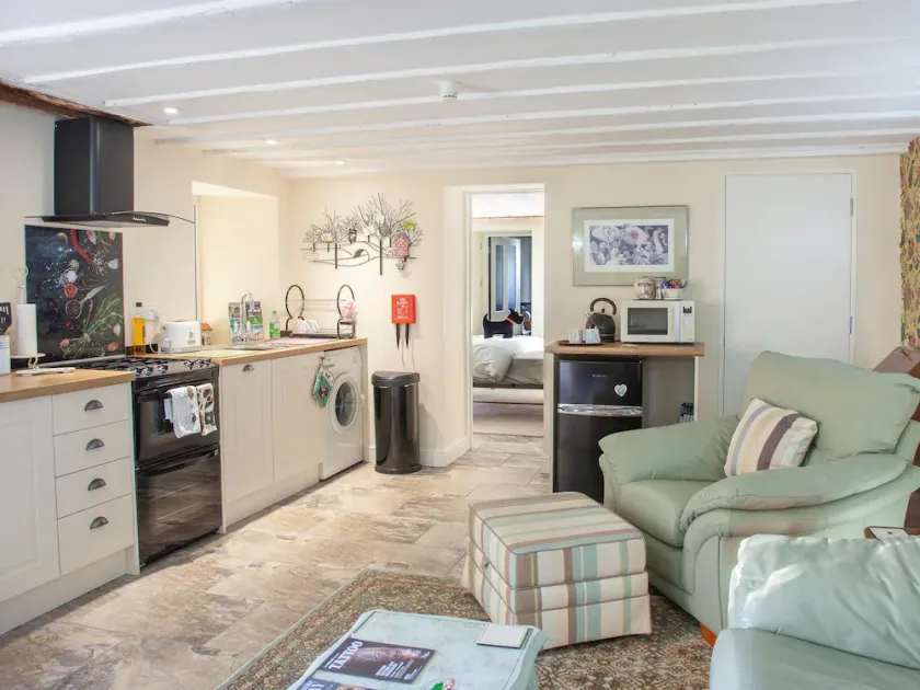 Apartment-Ensuite with Shower-Terrace-Garden Apartment - Image 1