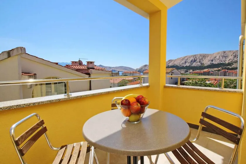 Holiday apartment with balcony and air conditioning - Image 1