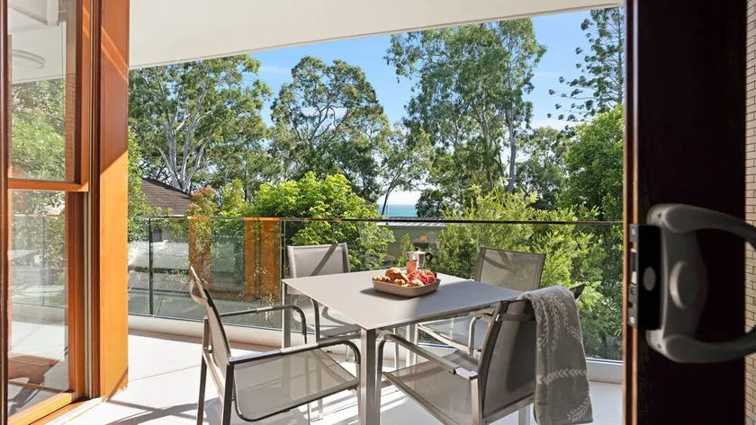 Little Cove Lodge 5 - Opposite Little Cove Beach - Image 1