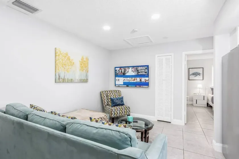 Kick back and relax in this calm, stylish space - Image 1