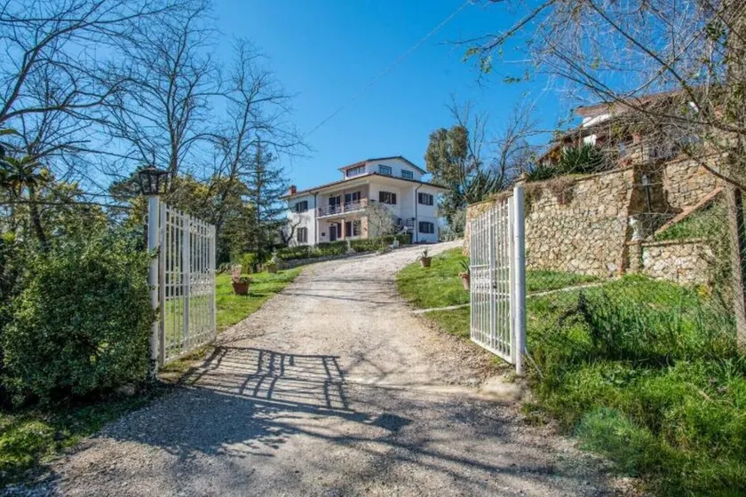 Villa mit 2 geräumigen Apartments für 2 x 7 Personen und Pool in der Nähe von Pisa und dem Meer - Image 1