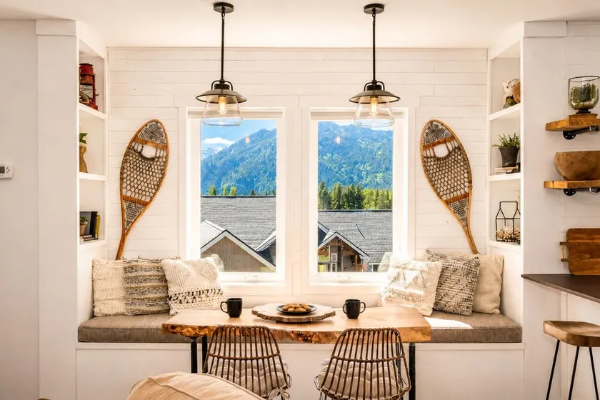 Berg Haus 1 Bedroom Home by NW Comfy Cabins by RedAwning - Image 1