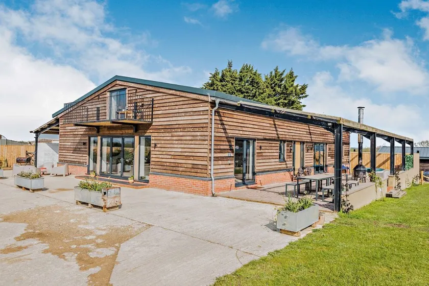 Large 6 bedroom luxury holiday home in the Cotswolds with a hot tub - Folly View - Image 1