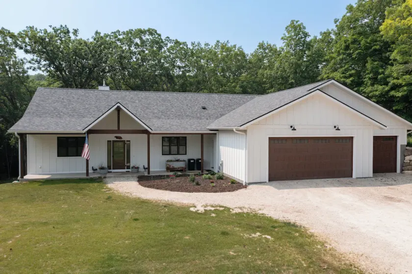 House Neighboring Road America and the Mullet River - Image 1