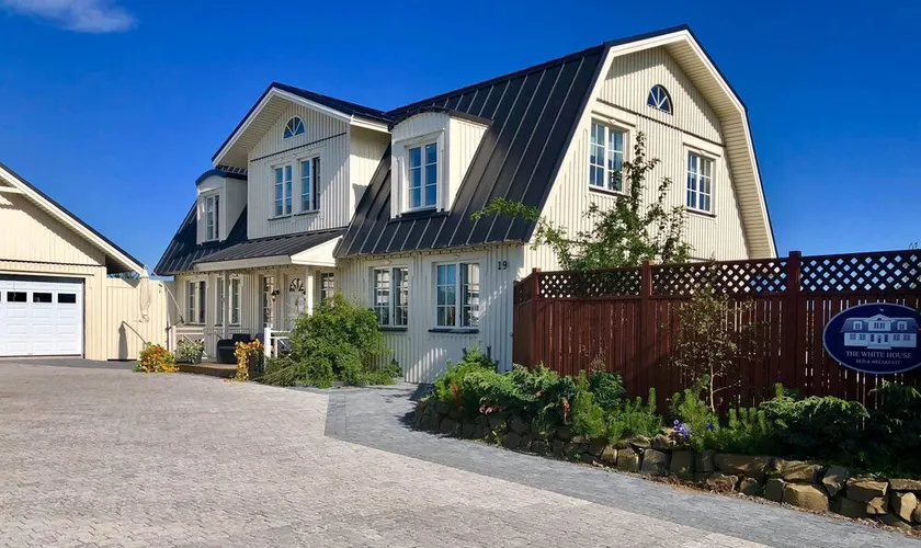 Luxury Scandinavian style villa (13-14 guests) with hot tub at the Golden circle - Image 1