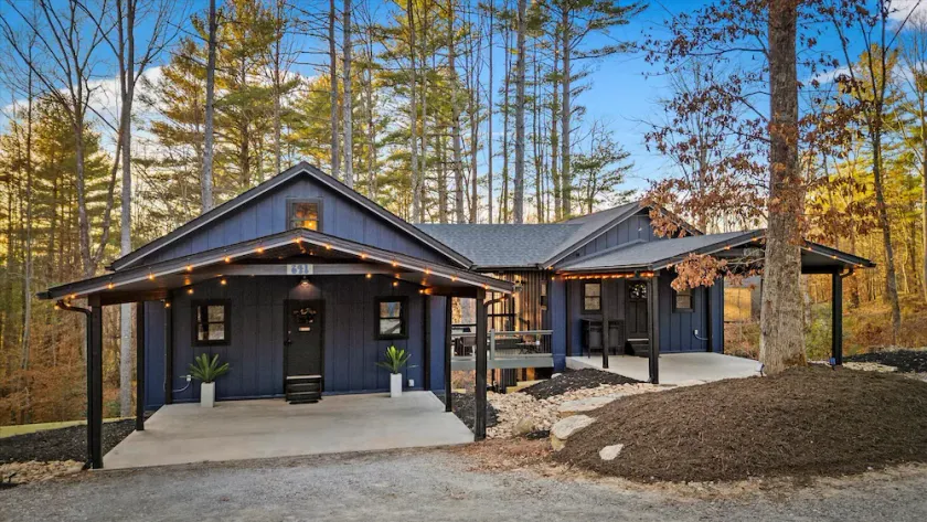 Backwoods Getaway Cozy Villa for 12 with Hot Tub Game Room - Image 1