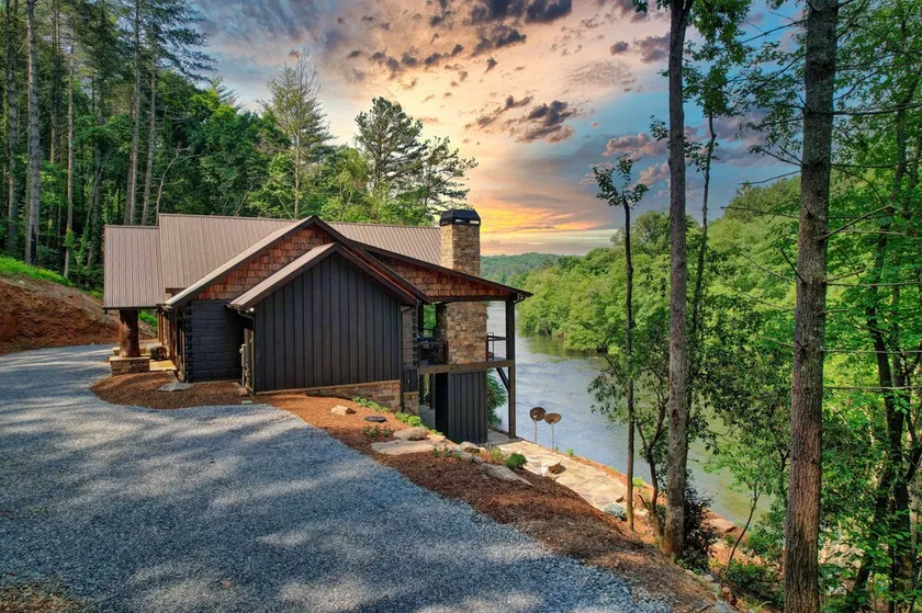 Gorgeous cabin with beautiful sunsets over the Toccoa River! - Image 1
