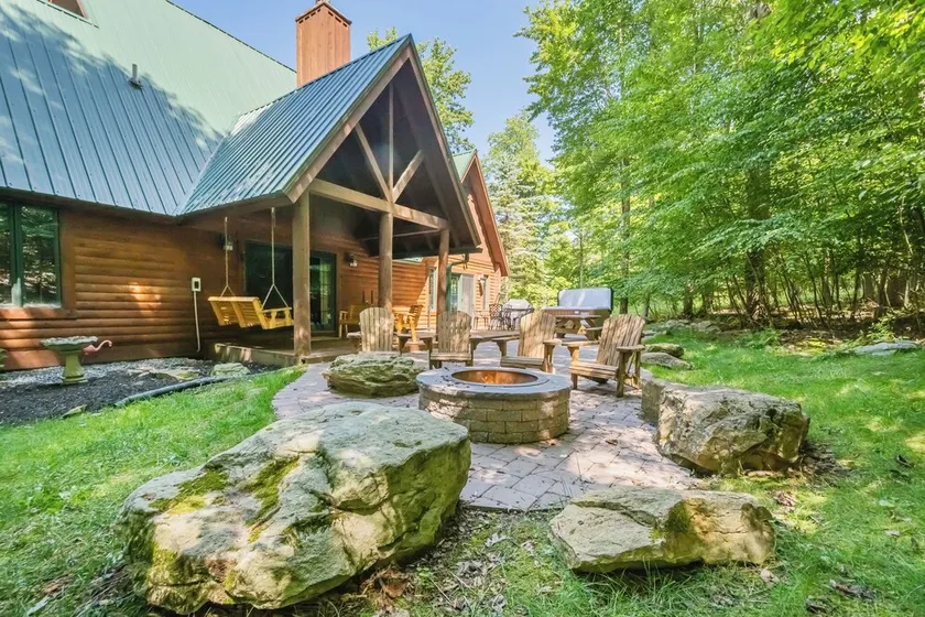 Bears Lair - Image 1
