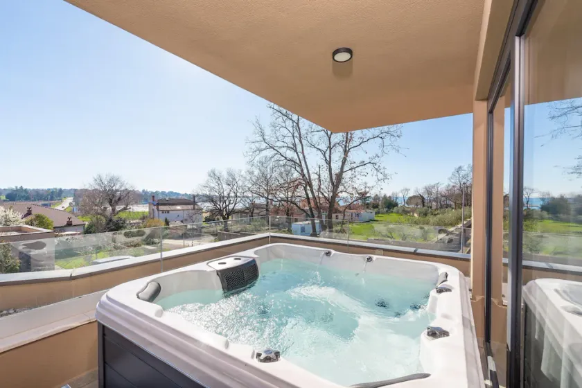 Spacious home with terrace and bubble bath - Image 1