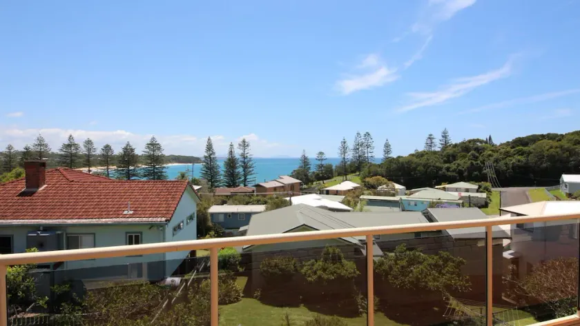 Hooke House - short stroll to the patrolled Black Head Beach - Image 1