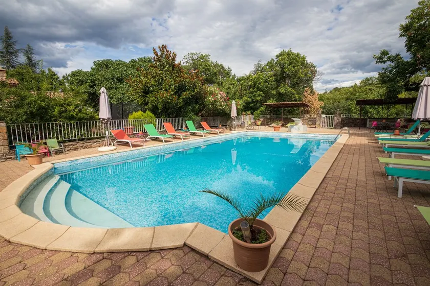 Large estate with swimming pool up to 31 people in 5 independent cottages - Image 1