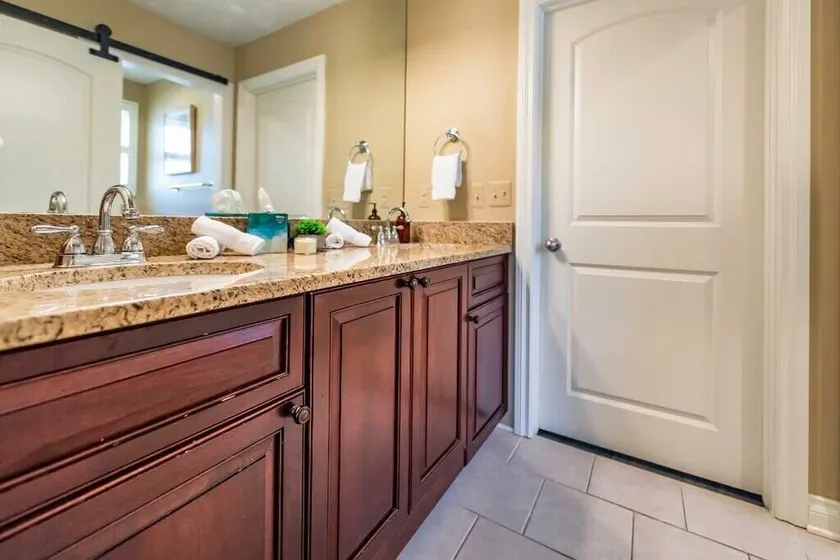 Bright, Spacious Plymouth 4BR - Walk to DT! - Image 1