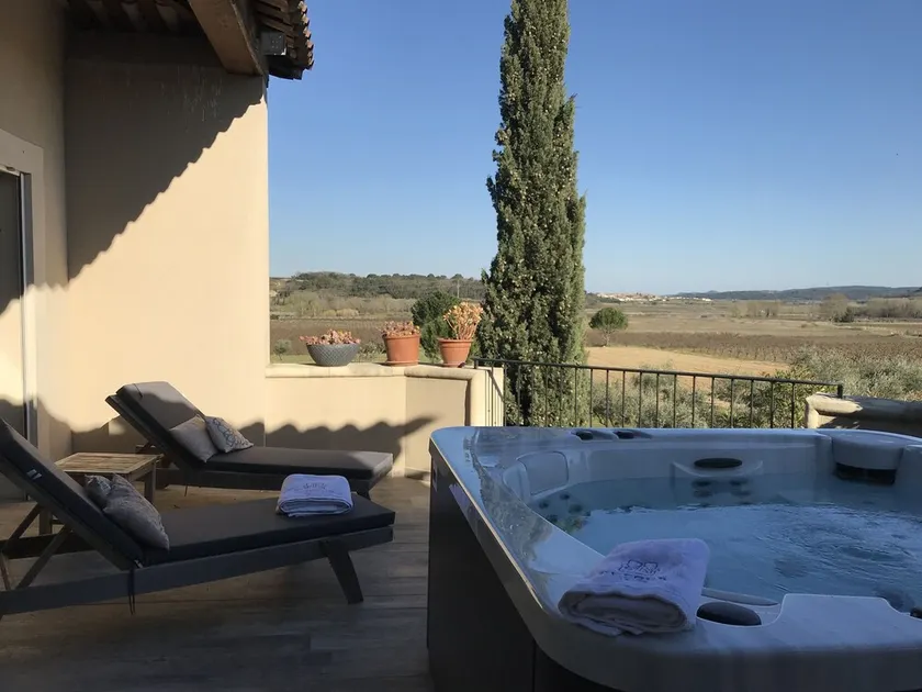 Maison vigneronne avec jacuzzi, sauna, terrasse spacieuse et vue panoramique - Image 1