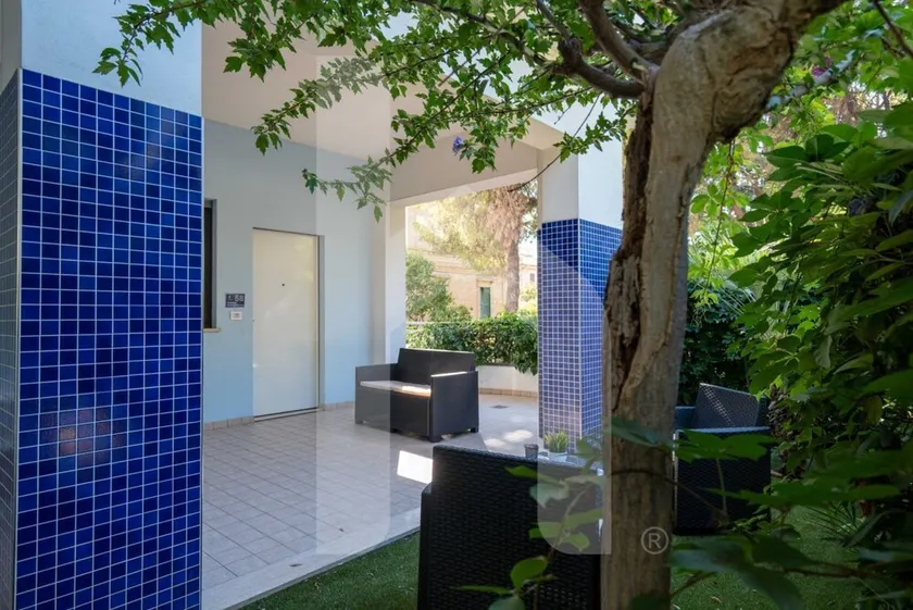 El Residence Holiday Rendez Vous nació en pleno corazón de la ciudad de Pineto, a pocos pasos de la playa y de la calle principal. El apartamento 58, en el piso SABBIA, tiene entrada independiente, orientada al oeste, y una terraza con jardín equipada - Image 1