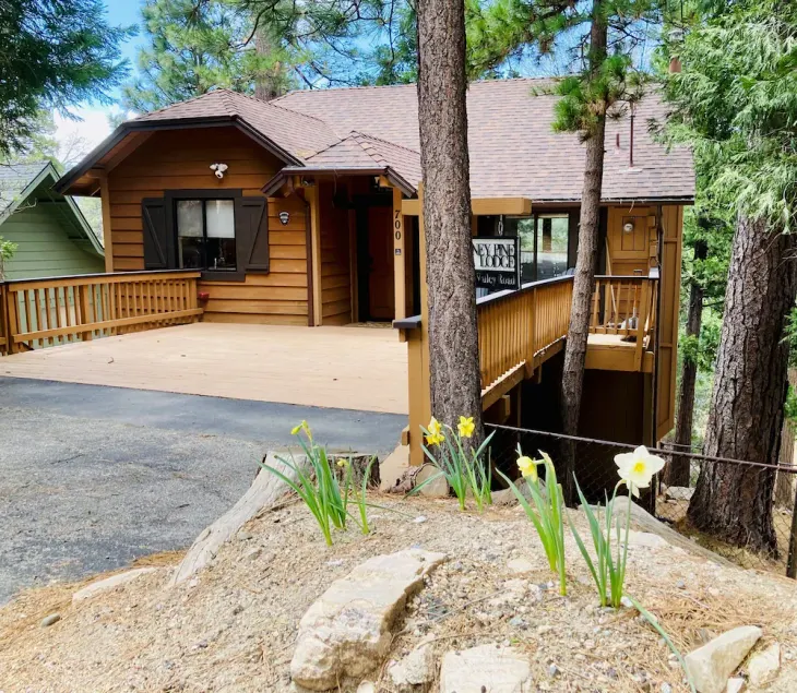 Cozy 3BR Dog-Friendly Cabin- Level 2 EV Chgr - Image 1