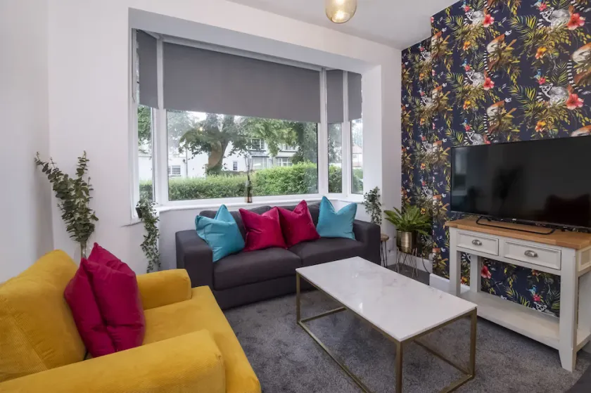 Layerthorpe House with parking  - sleeps 6 guests  in 3 bedrooms - Image 1