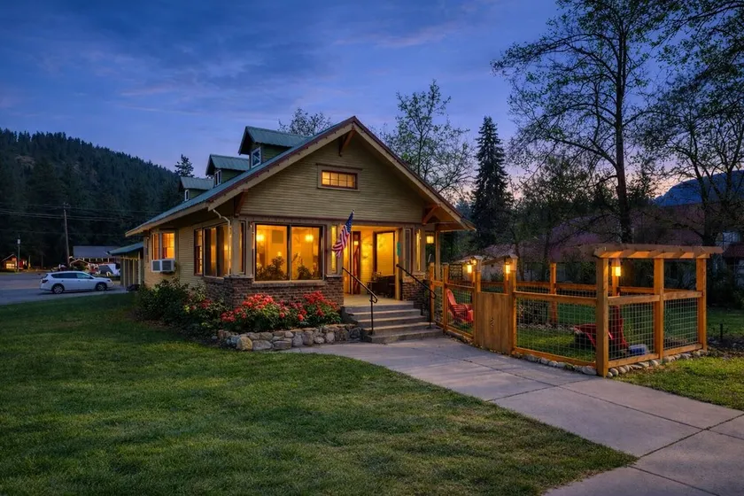 Rockwell Retreat 4 Bedroom Home by NW Comfy Cabins by RedAwning - Image 1