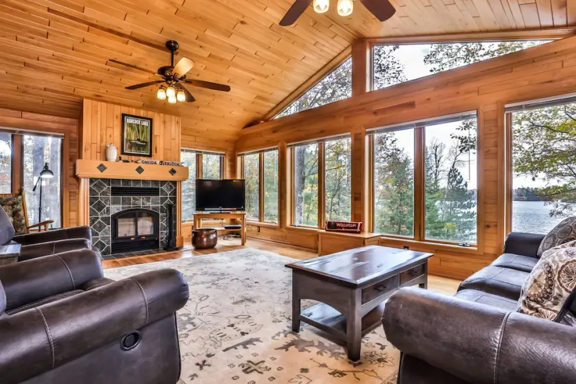 Gorgeous Private Home with magnificent lake views! Great Firepit to watch the Su - Image 1