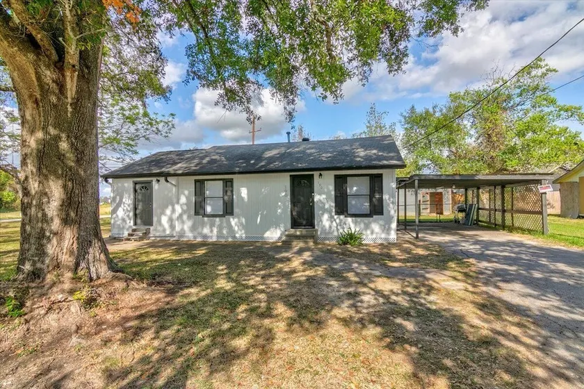 Your Bridge City Bliss Awaits in this 3 Bdrm Gem! - Image 1