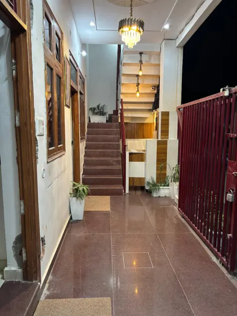 Majestic Manor - Image 1