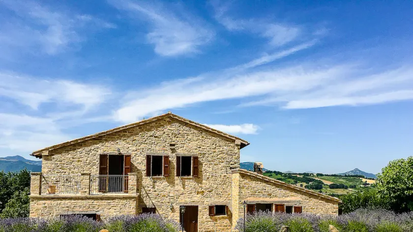 Accogliente casa di campagna con piscina a sfioro e circondata da girasoli ... - Image 1