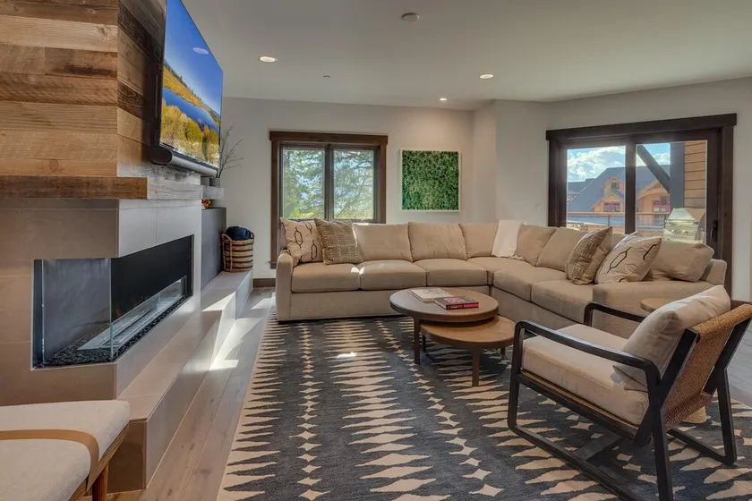 Beautiful Modern 1877 sqft. 2 bed, 3 bath plus additional flex room. - Image 1