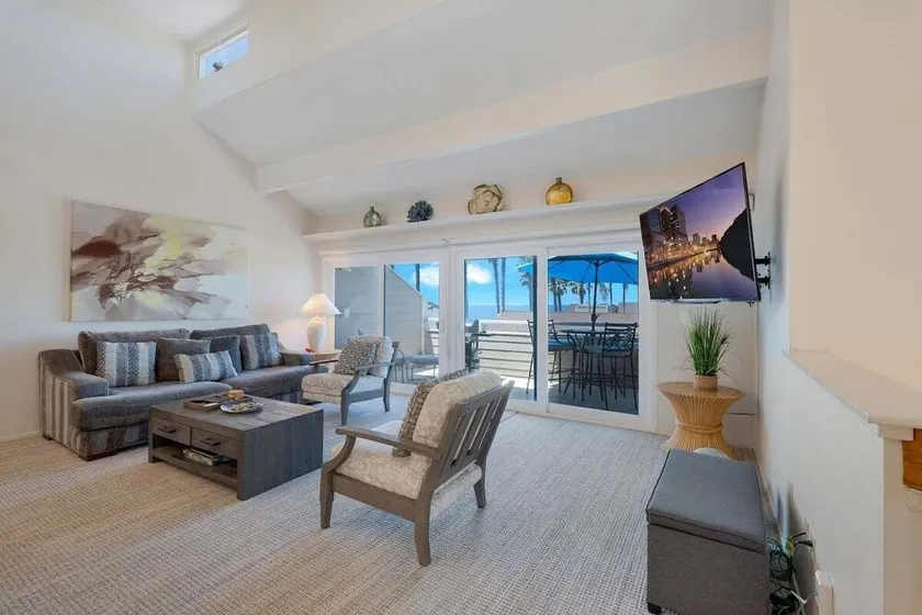 Seabluffe Coastal Retreat, 3BD Facing Grandview Surf Beach, Ocean Views, Pools, Spa - Image 1