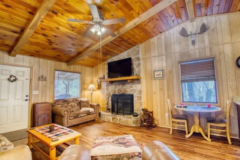 Private - Spacious- Creek Lined Cabin  - Image 1