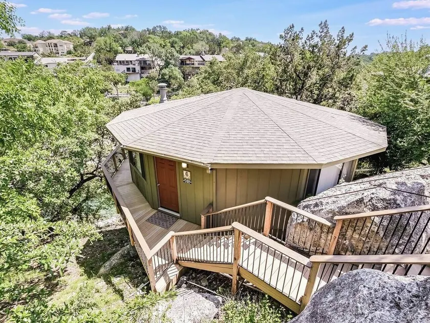 Waterfront Bungalow skridt fra Lake Travis, pool og hot tub, ved siden af marinaen (# 6) - Image 1