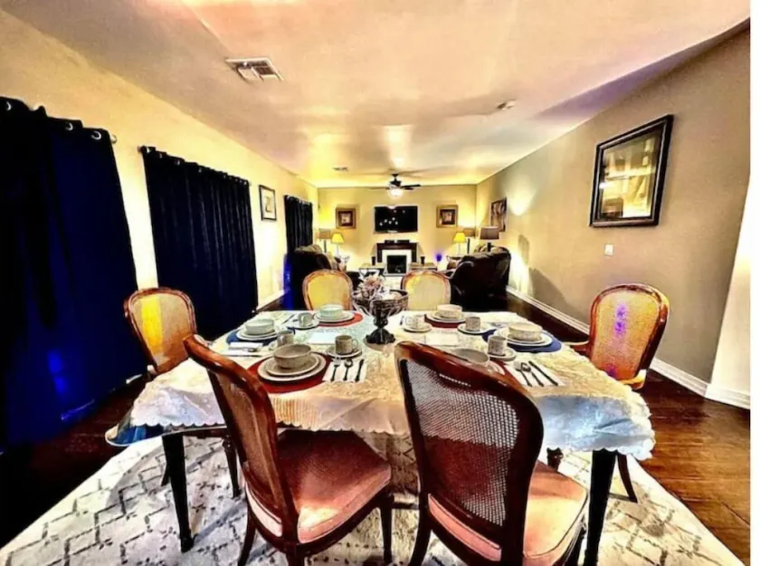 5BR/3.5BA w/2 Master Suites/Pool - Image 1