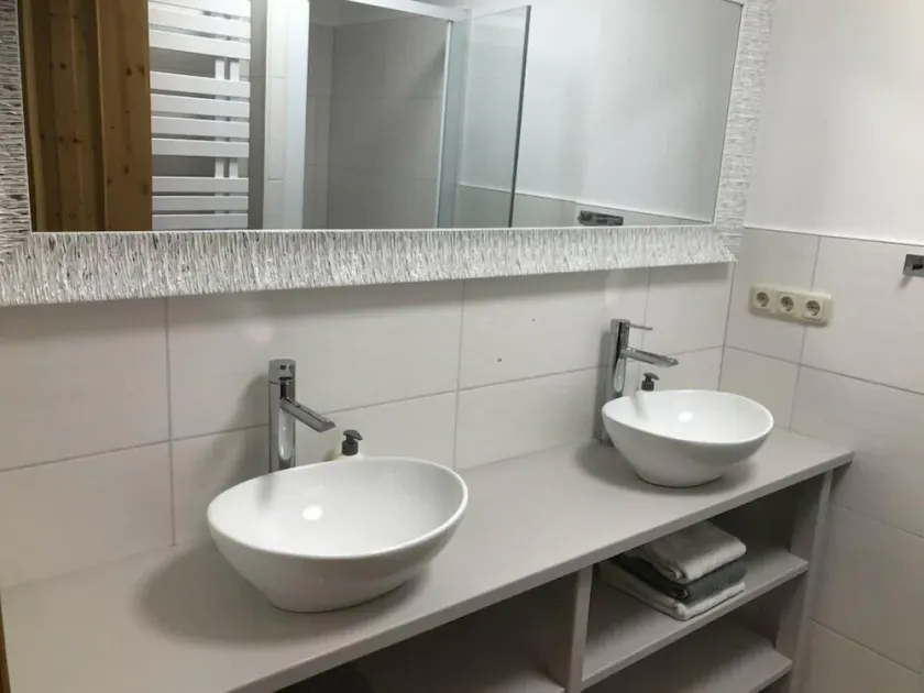 Charmant appartement entièrement équipé avec piscine, terrasse et barbecue | Adapté au travail à distance - Image 1
